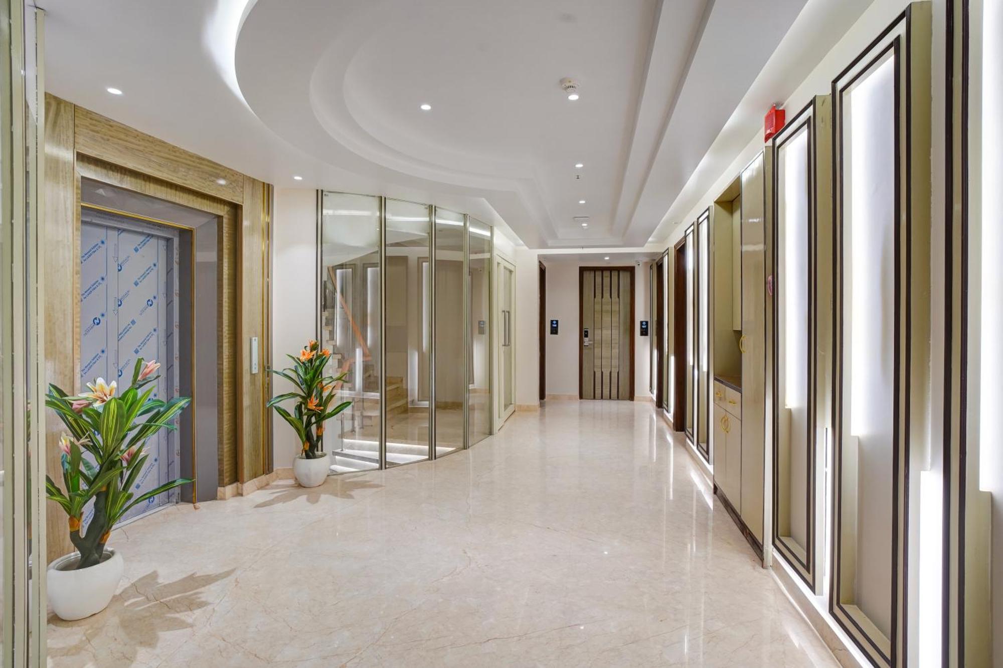 Newly Built Gold The Royal With Rooftop Restaurant - 2Mins Walk From New Delhi Rail Station & 5Mins From Connaught Place Экстерьер фото