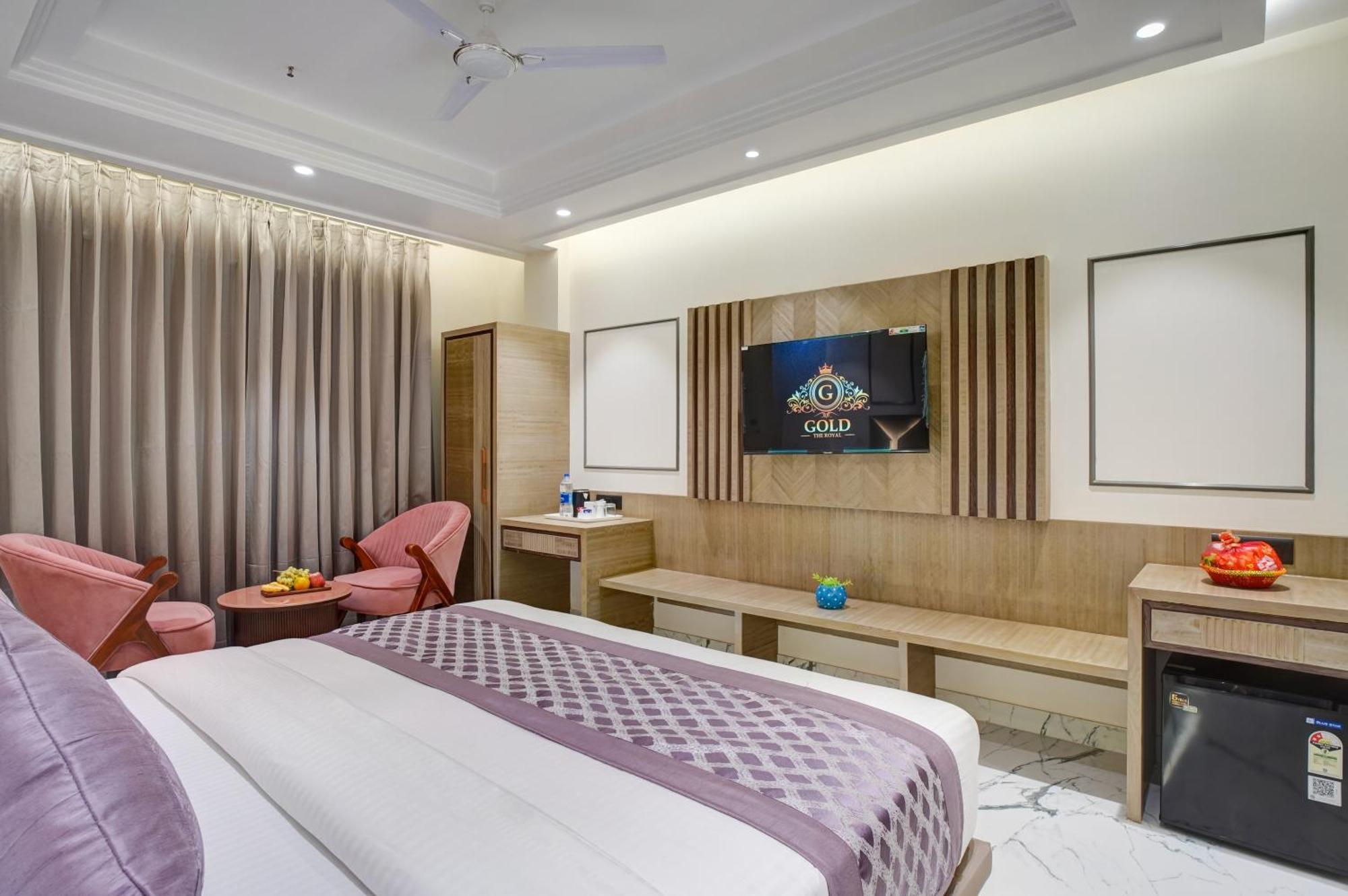 Newly Built Gold The Royal With Rooftop Restaurant - 2Mins Walk From New Delhi Rail Station & 5Mins From Connaught Place Экстерьер фото