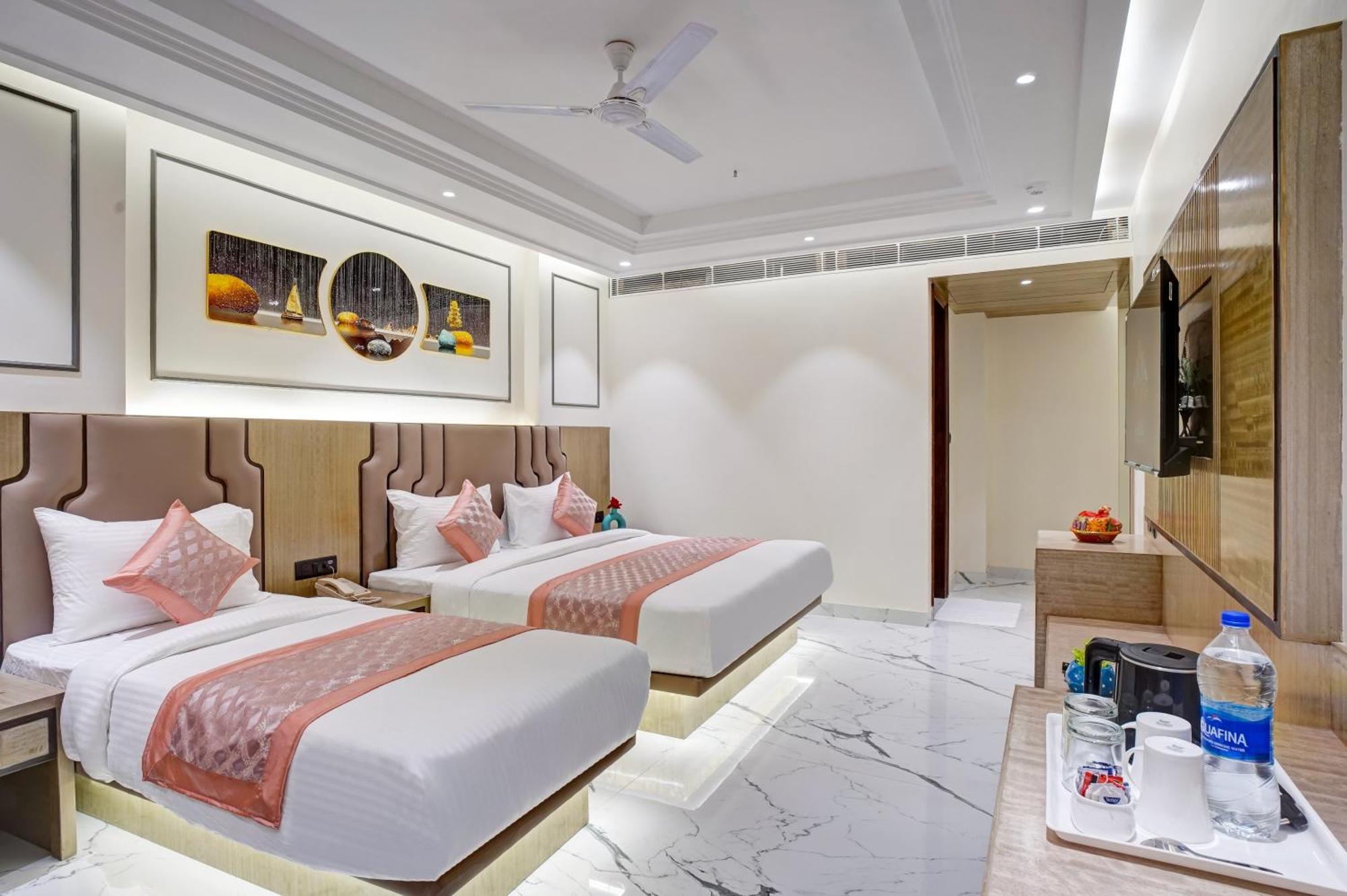 Newly Built Gold The Royal With Rooftop Restaurant - 2Mins Walk From New Delhi Rail Station & 5Mins From Connaught Place Экстерьер фото