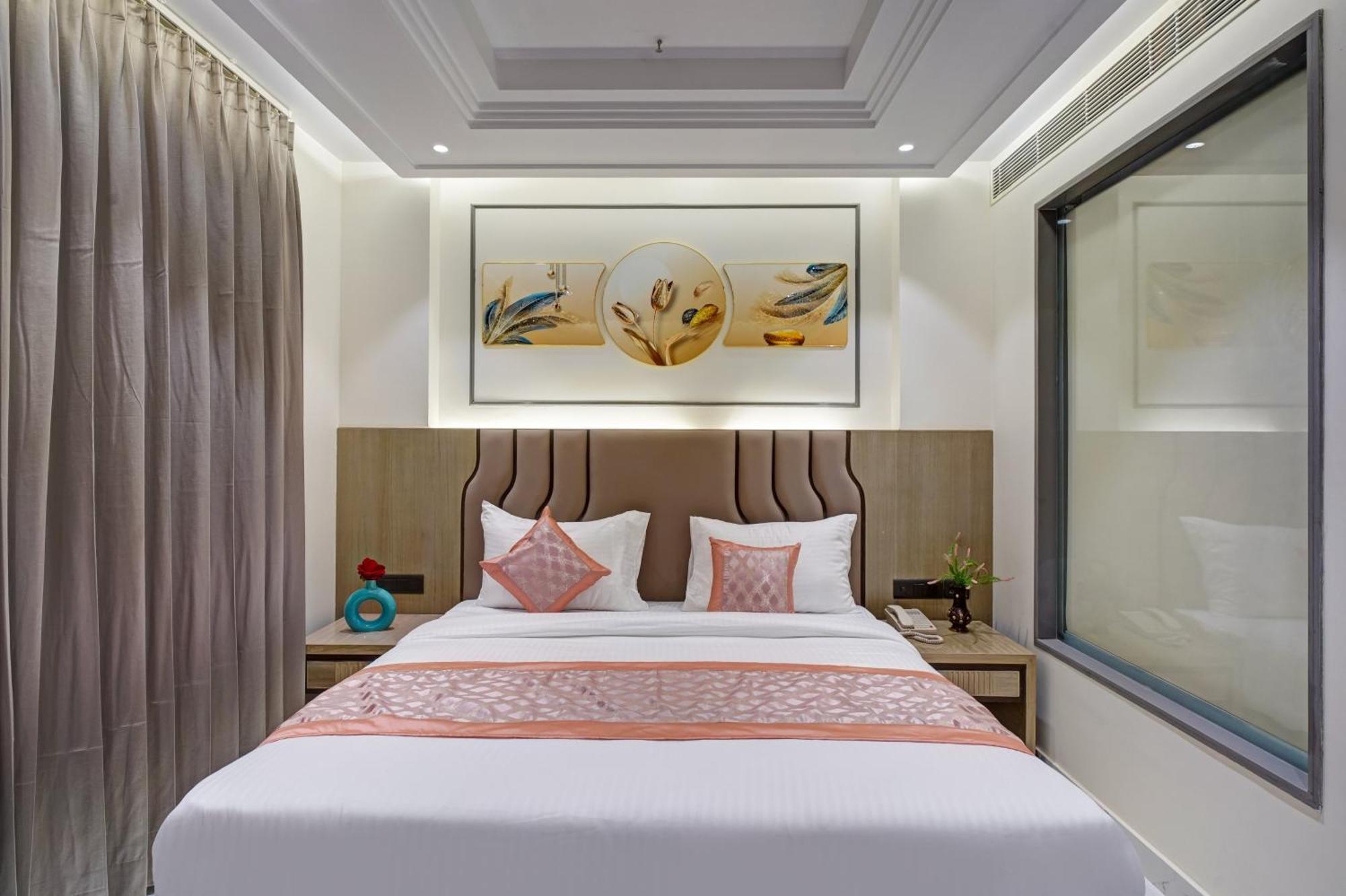 Newly Built Gold The Royal With Rooftop Restaurant - 2Mins Walk From New Delhi Rail Station & 5Mins From Connaught Place Экстерьер фото