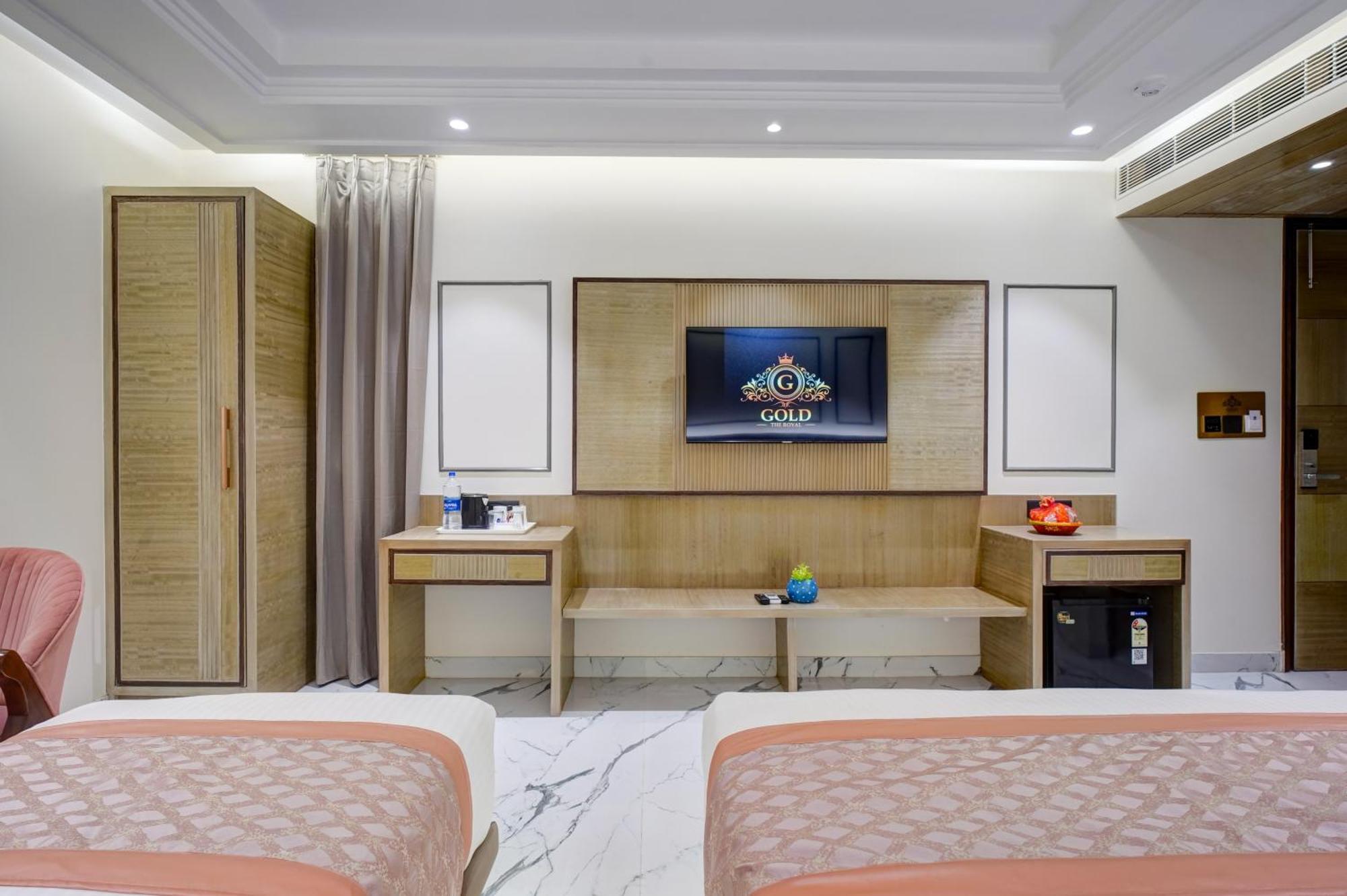 Newly Built Gold The Royal With Rooftop Restaurant - 2Mins Walk From New Delhi Rail Station & 5Mins From Connaught Place Экстерьер фото