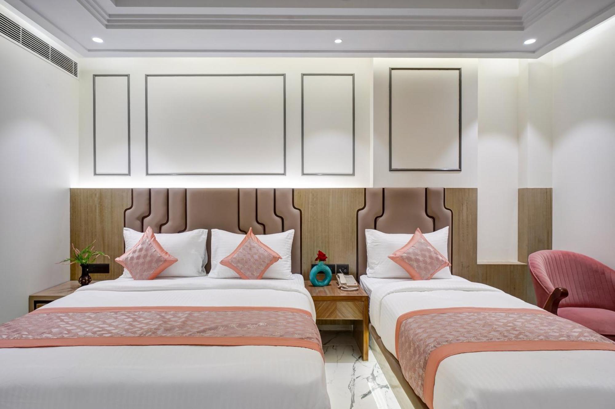 Newly Built Gold The Royal With Rooftop Restaurant - 2Mins Walk From New Delhi Rail Station & 5Mins From Connaught Place Экстерьер фото