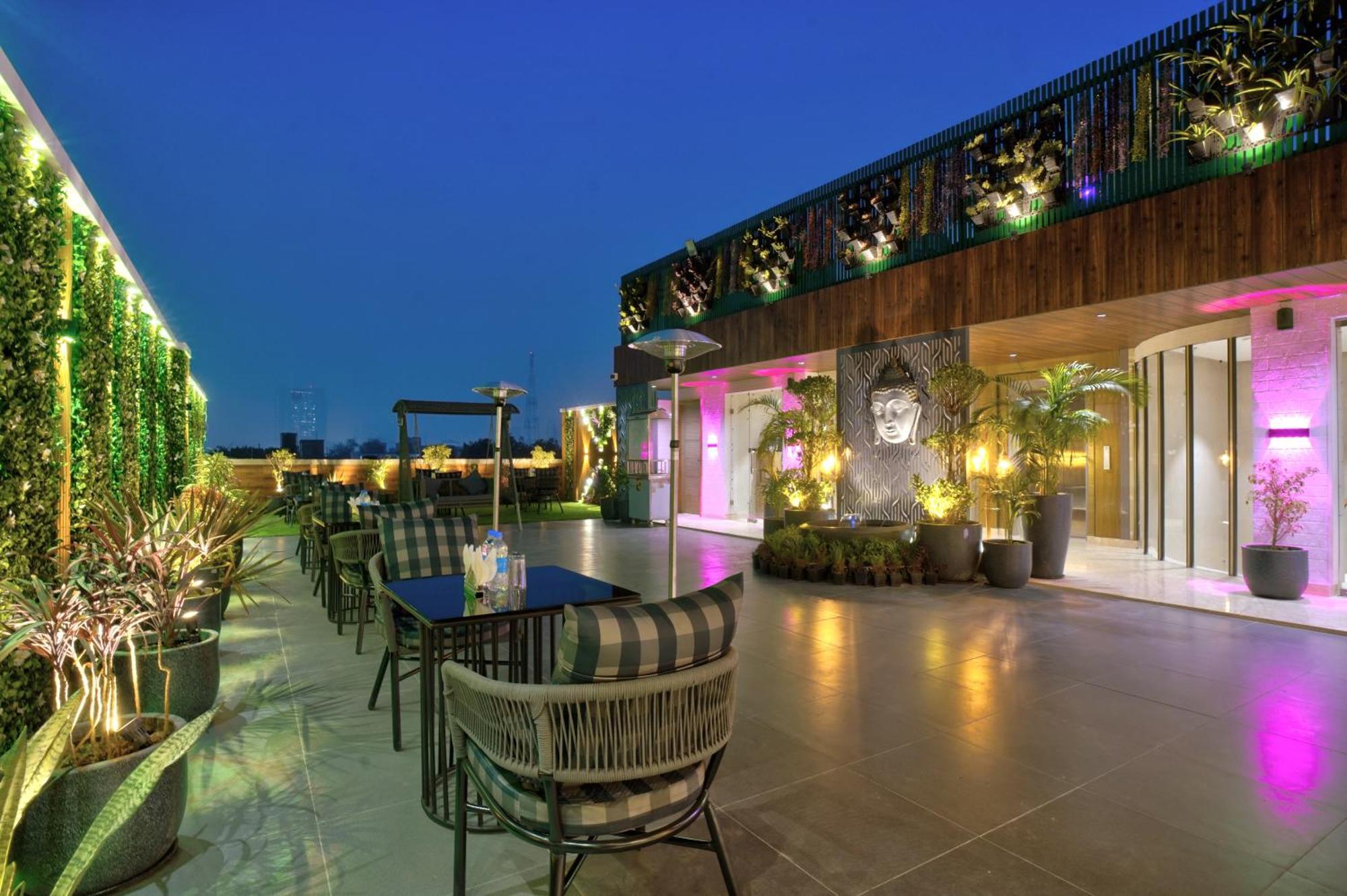 Newly Built Gold The Royal With Rooftop Restaurant - 2Mins Walk From New Delhi Rail Station & 5Mins From Connaught Place Экстерьер фото