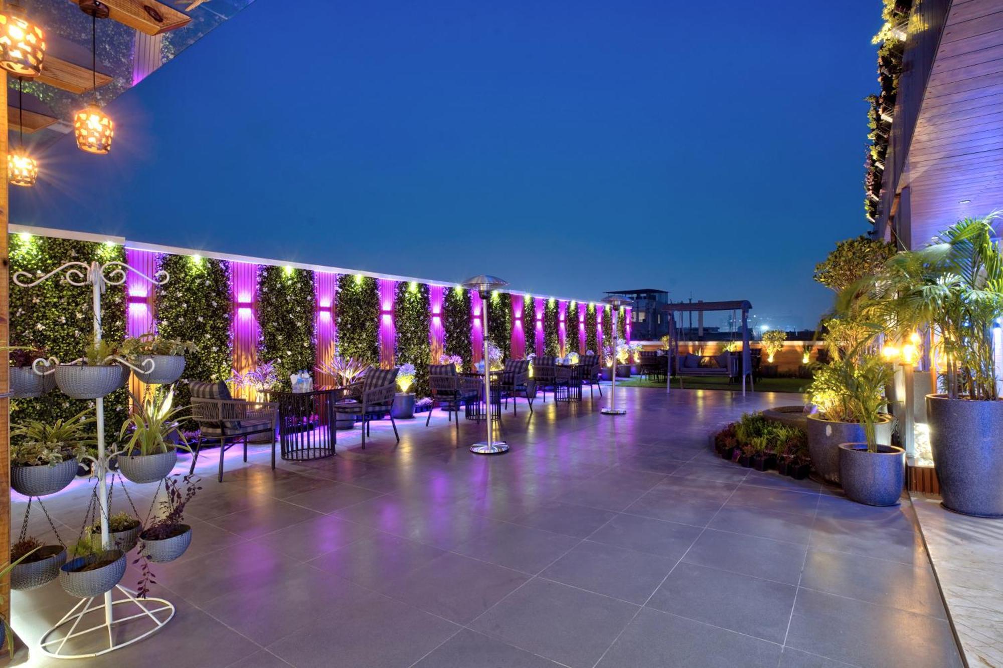 Newly Built Gold The Royal With Rooftop Restaurant - 2Mins Walk From New Delhi Rail Station & 5Mins From Connaught Place Экстерьер фото