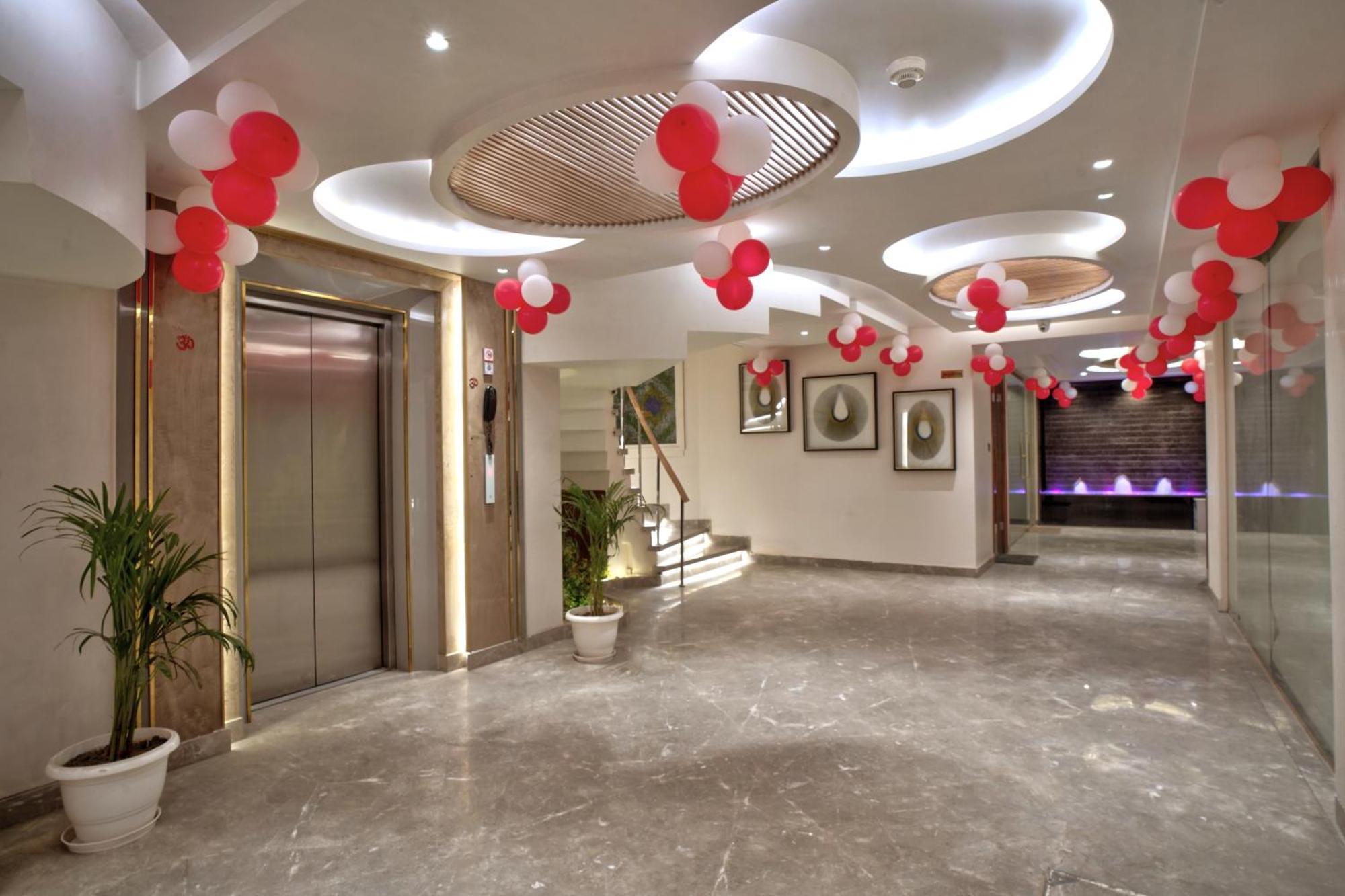 Newly Built Gold The Royal With Rooftop Restaurant - 2Mins Walk From New Delhi Rail Station & 5Mins From Connaught Place Экстерьер фото