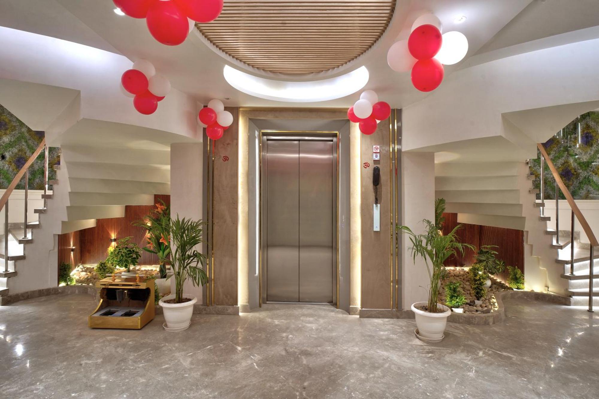 Newly Built Gold The Royal With Rooftop Restaurant - 2Mins Walk From New Delhi Rail Station & 5Mins From Connaught Place Экстерьер фото