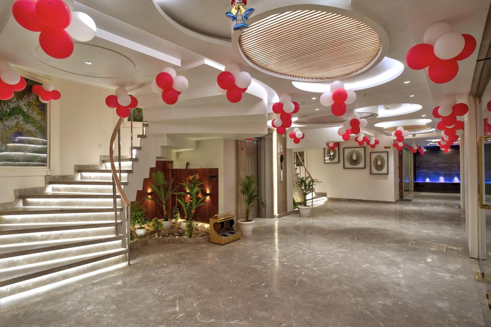 Newly Built Gold The Royal With Rooftop Restaurant - 2Mins Walk From New Delhi Rail Station & 5Mins From Connaught Place Экстерьер фото