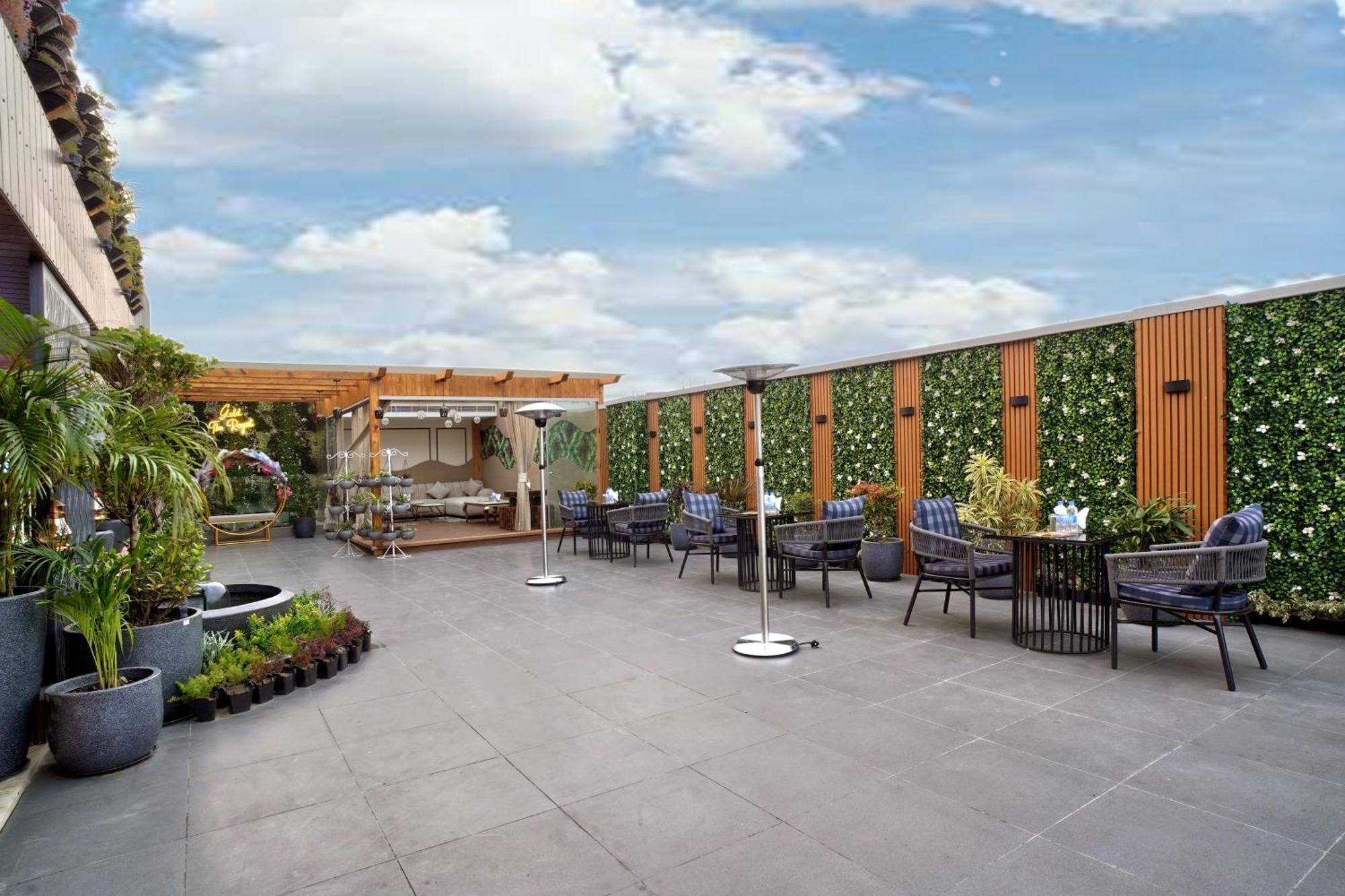 Newly Built Gold The Royal With Rooftop Restaurant - 2Mins Walk From New Delhi Rail Station & 5Mins From Connaught Place Экстерьер фото
