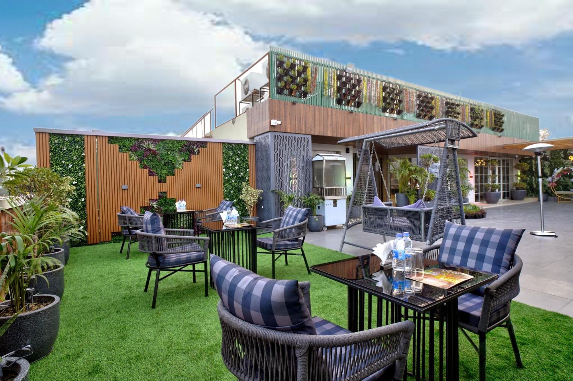 Newly Built Gold The Royal With Rooftop Restaurant - 2Mins Walk From New Delhi Rail Station & 5Mins From Connaught Place Экстерьер фото