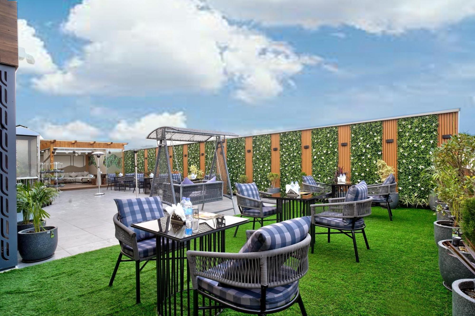 Newly Built Gold The Royal With Rooftop Restaurant - 2Mins Walk From New Delhi Rail Station & 5Mins From Connaught Place Экстерьер фото