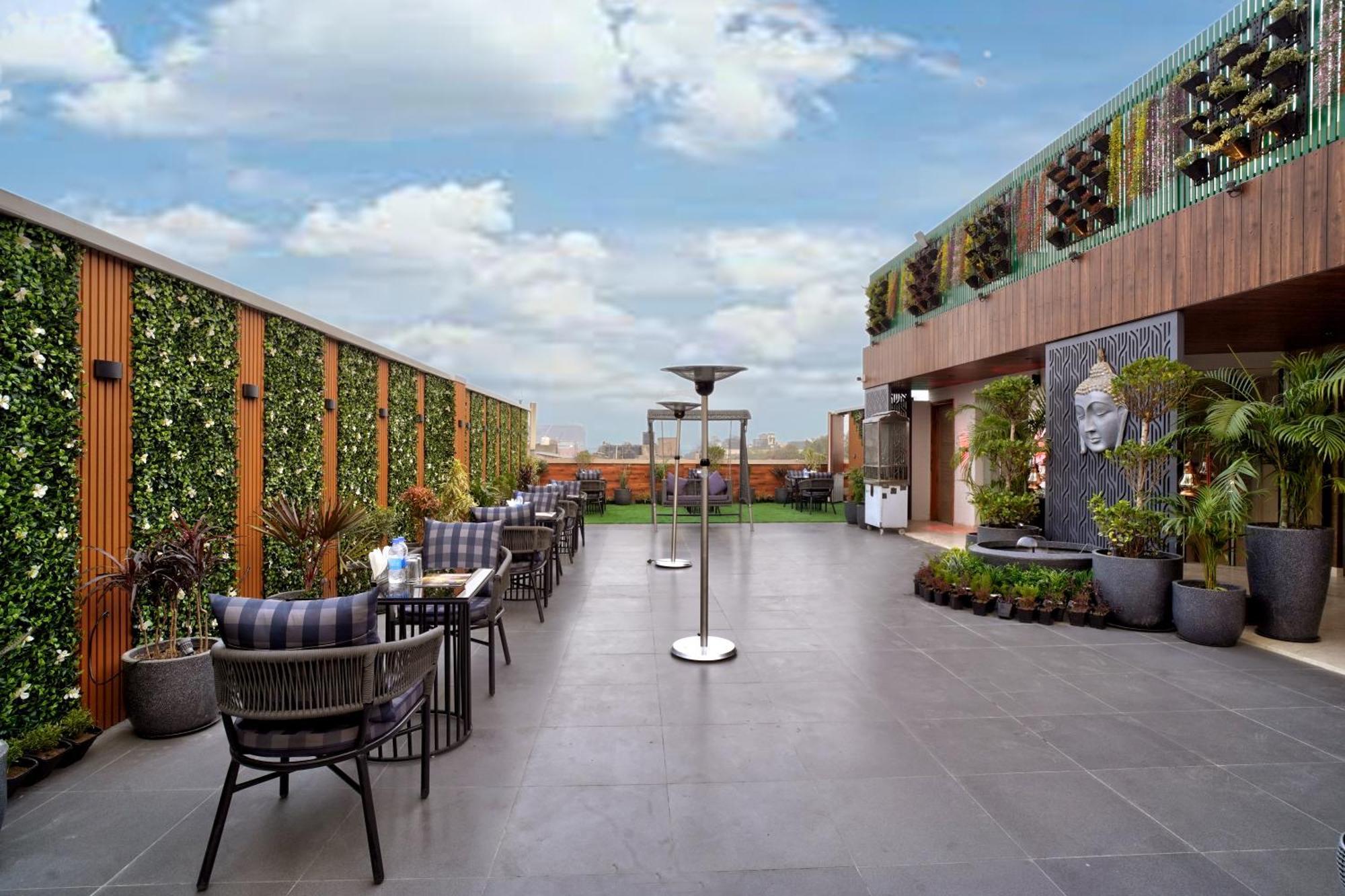 Newly Built Gold The Royal With Rooftop Restaurant - 2Mins Walk From New Delhi Rail Station & 5Mins From Connaught Place Экстерьер фото
