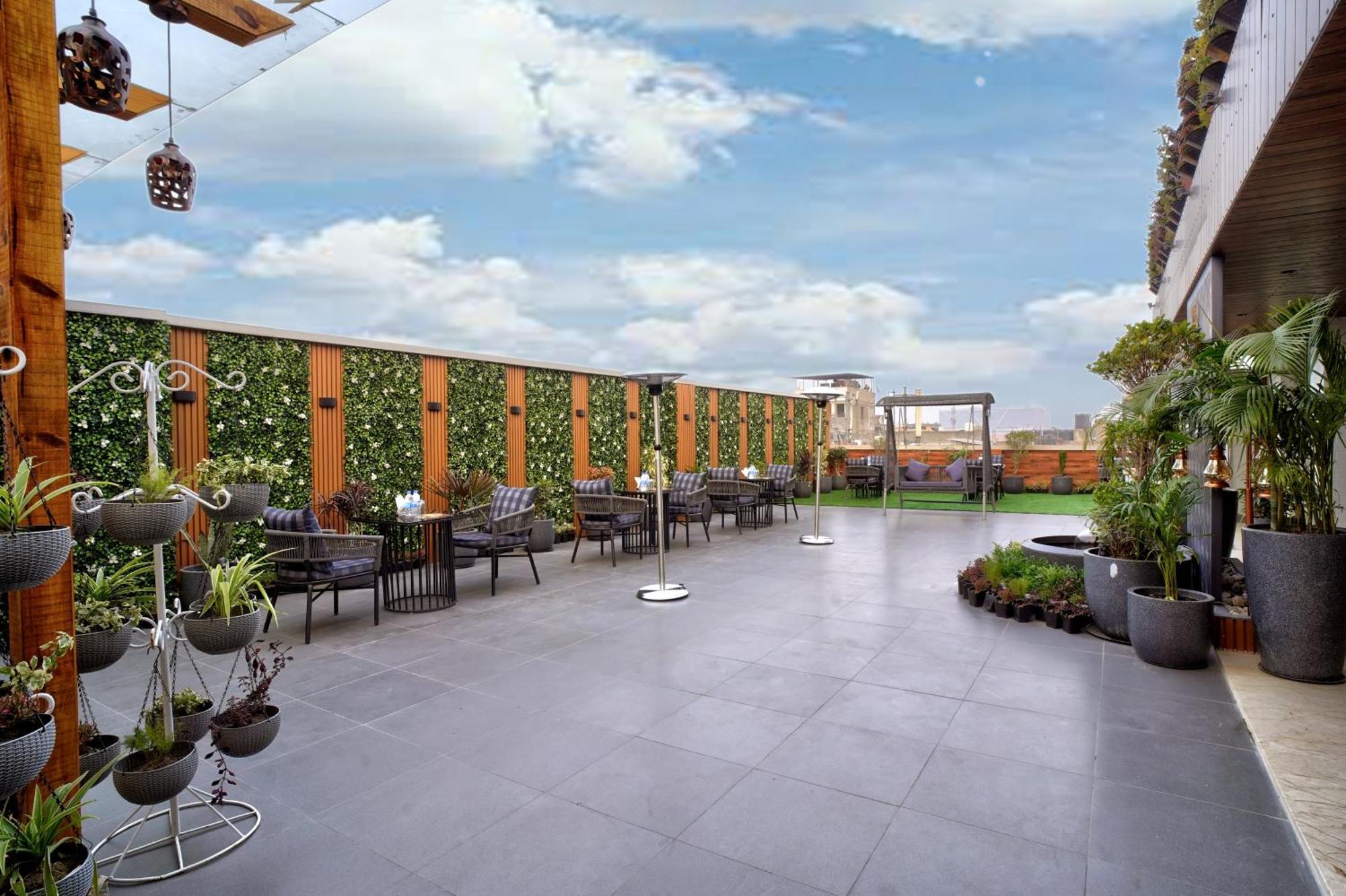 Newly Built Gold The Royal With Rooftop Restaurant - 2Mins Walk From New Delhi Rail Station & 5Mins From Connaught Place Экстерьер фото